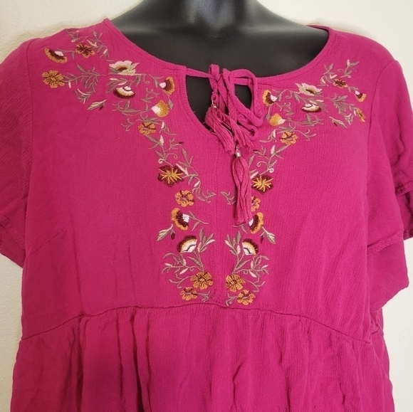 Torrid size 22/24 pink short sleeves keyhole boho top with embroidery - Picture 2 of 7